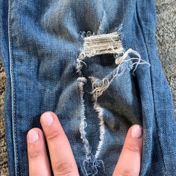 Size 2 American eagle distressed skinny jeans - Picture 7 of 7